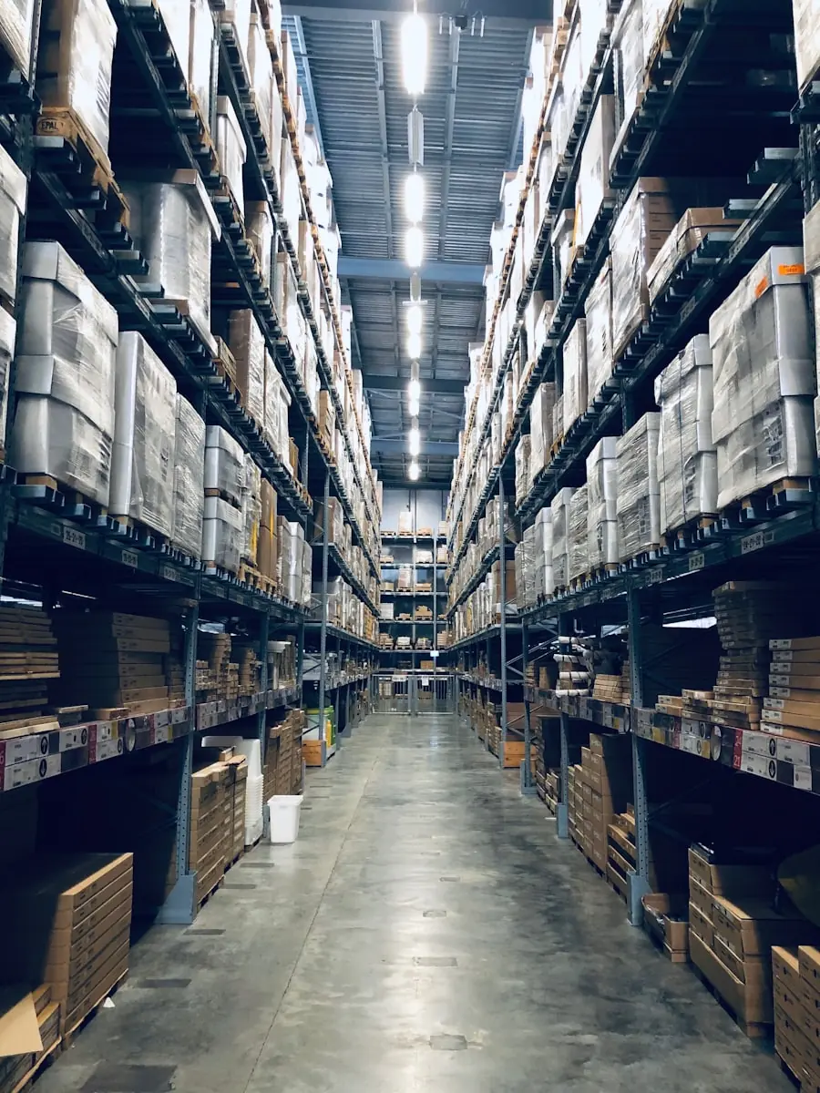 Pasillo de bodega con estanterías de altura